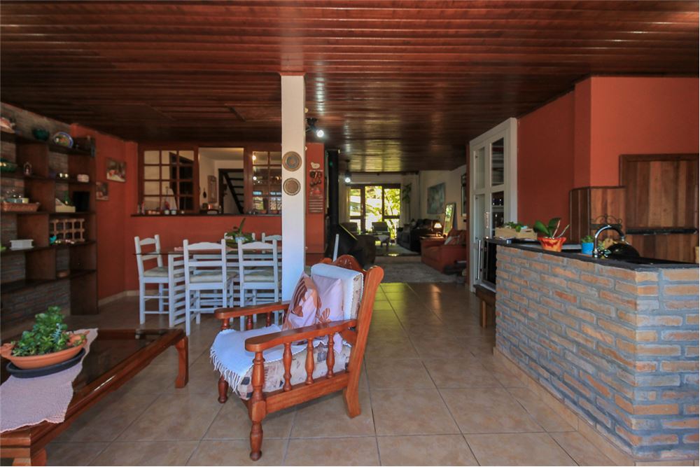 Casa de Condomínio à venda com 3 quartos, 220m² - Foto 1