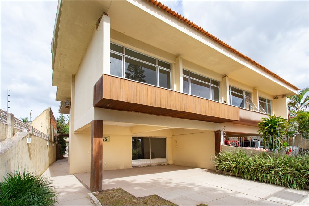 Casa à venda com 4 quartos, 266m² - Foto 1