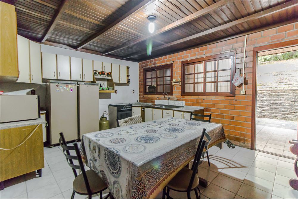 Casa à venda com 3 quartos, 300m² - Foto 2