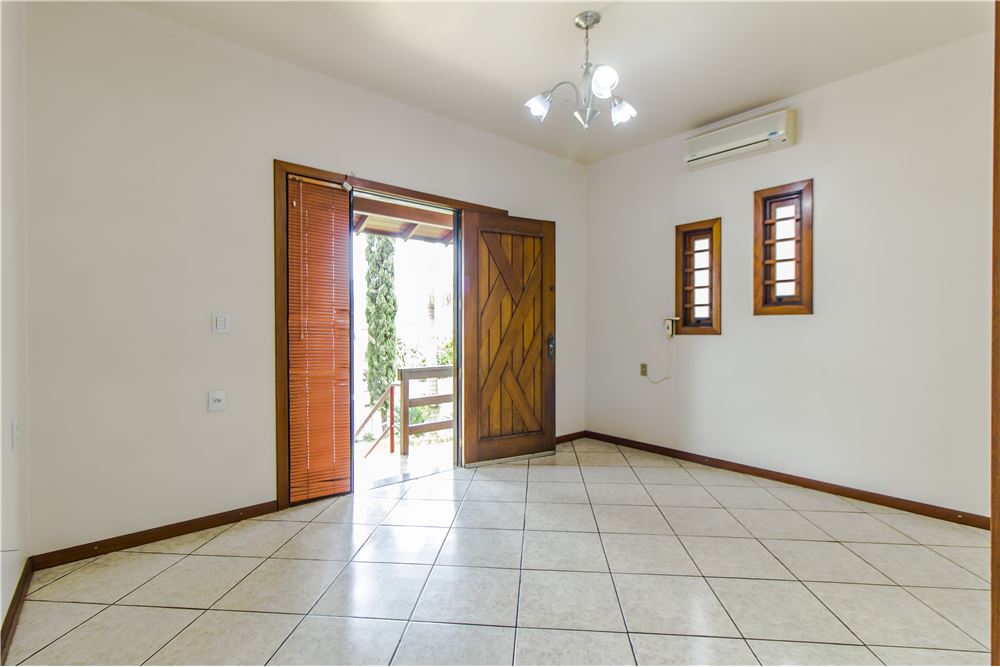 Casa à venda com 3 quartos, 227m² - Foto 4