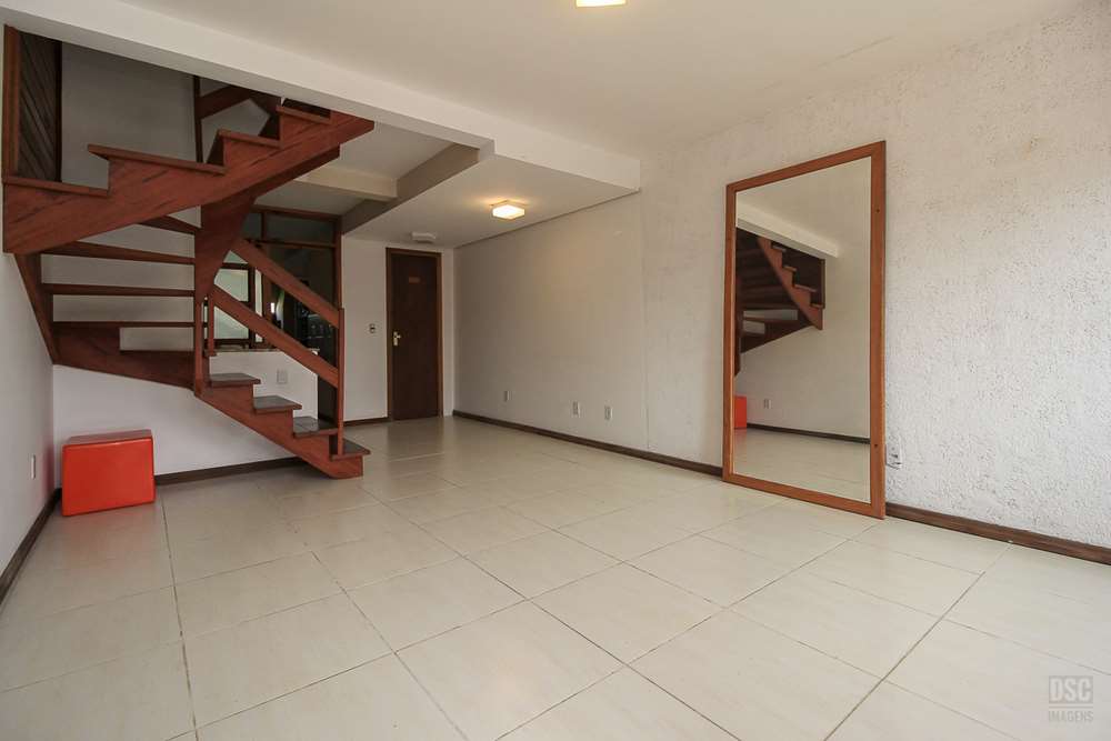 Casa à venda com 2 quartos, 100m² - Foto 1