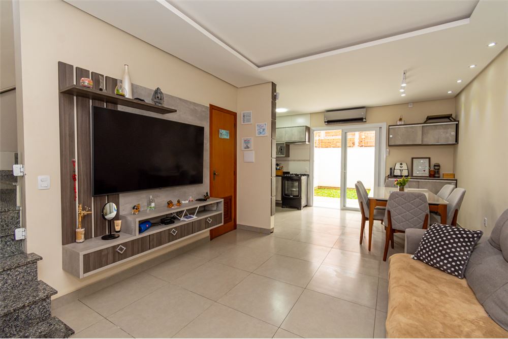 Casa à venda com 2 quartos, 90m² - Foto 2