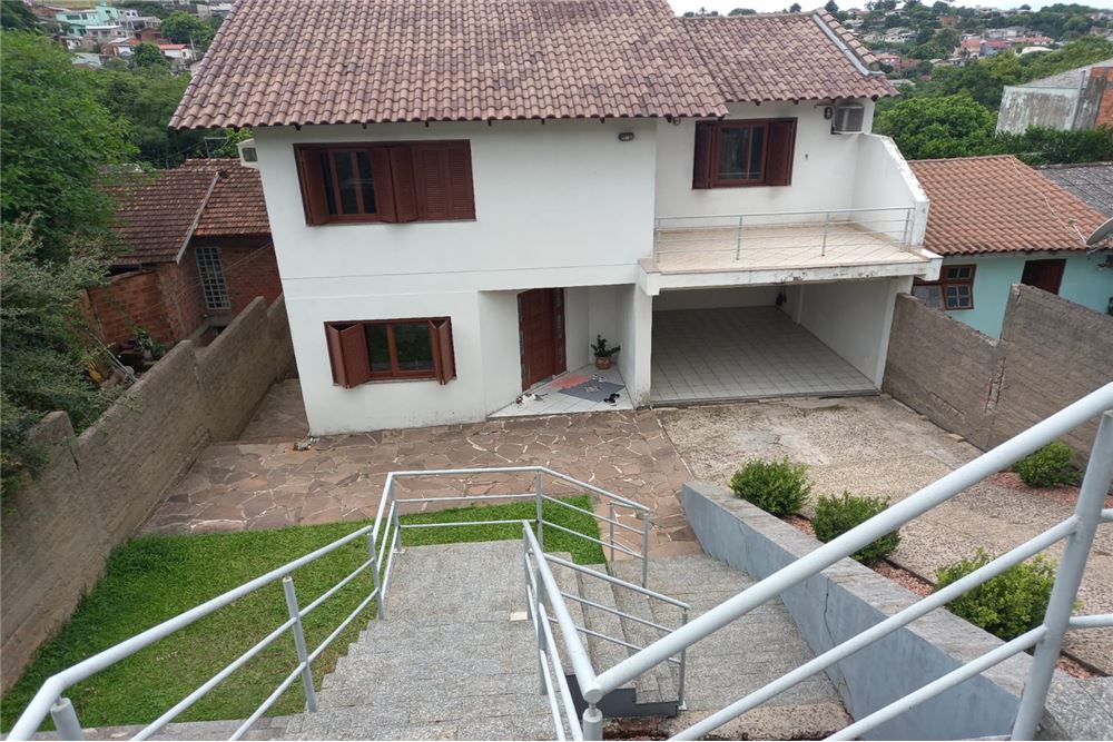 Casa à venda com 3 quartos, 251m² - Foto 1