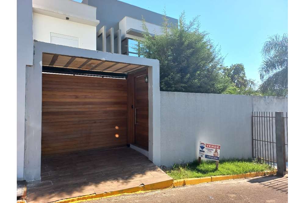 Casa à venda com 3 quartos, 204m² - Foto 1