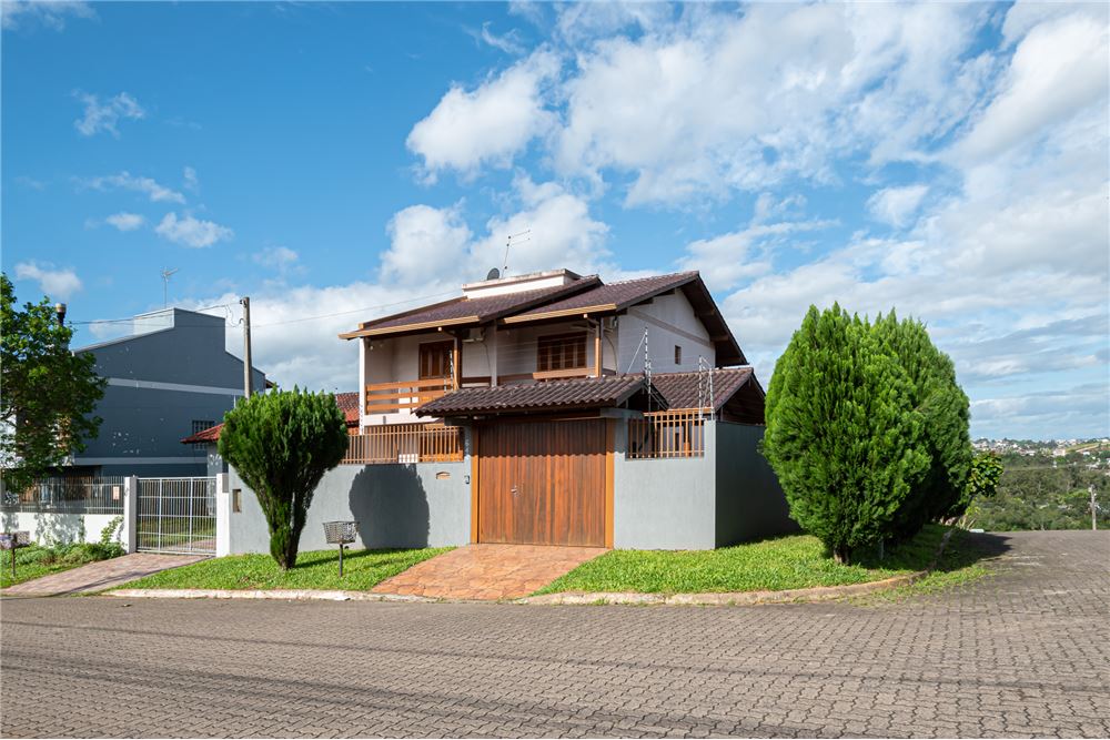 Casa à venda com 4 quartos, 211m² - Foto 2