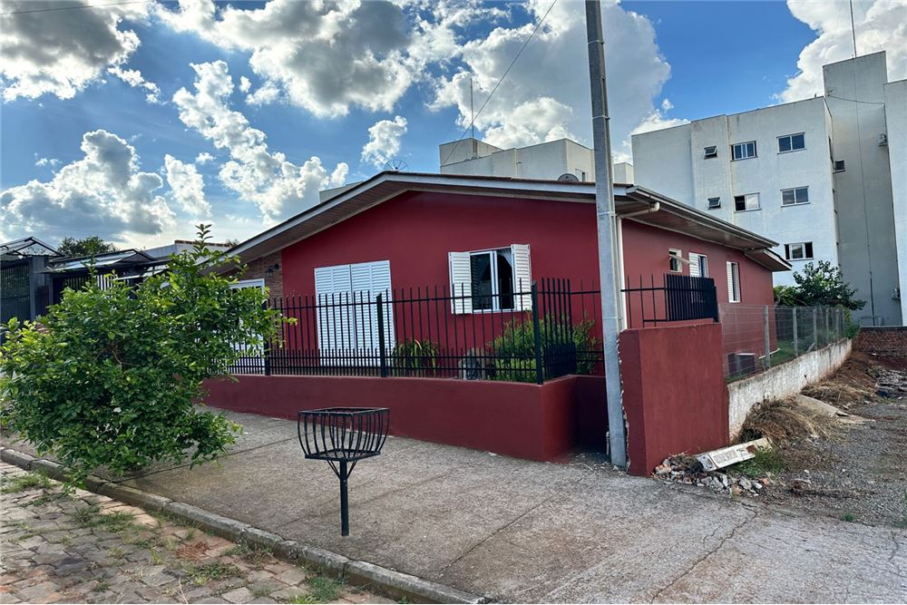 Casa à venda com 1 quarto, 300m² - Foto 2