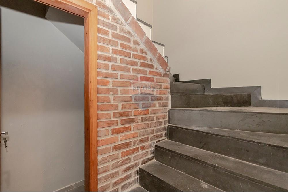 Casa - Venda - Porto Alegre , Rio Grande do Sul - Escada para garagem.jpg - 612521076-7