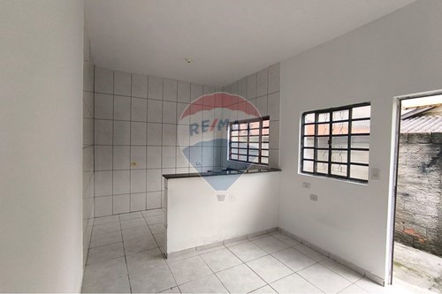 Edícula recém reformada com vaga de garagem