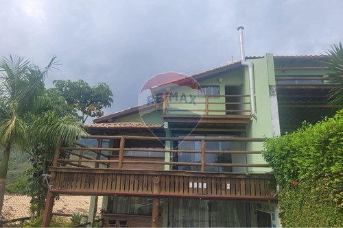 CASA EM CONDOMINIO FECHADO