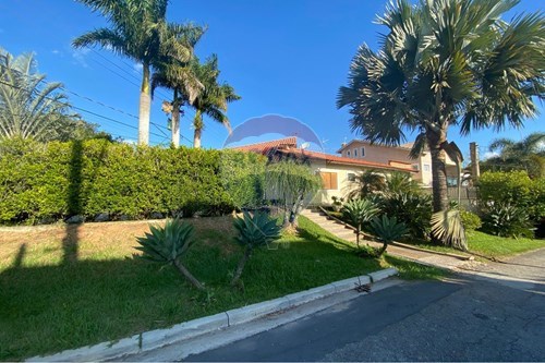 Casa de frente para o Clube Condomínio Aruã