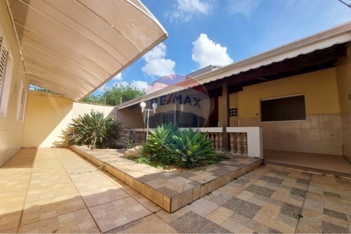 Venda-Casa-Rua João Dias Cordeiro , 168  - Próximo da avenida Leonardo Vilas Boas  - Vila Pinheiro Machado , Botucatu , São Paulo , 18609450-630111087-3