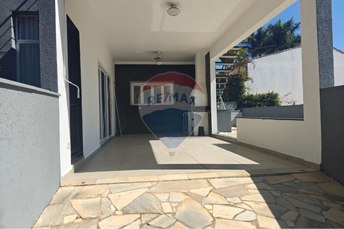 Casa Moderna com Piscina no Condomínio Aruã