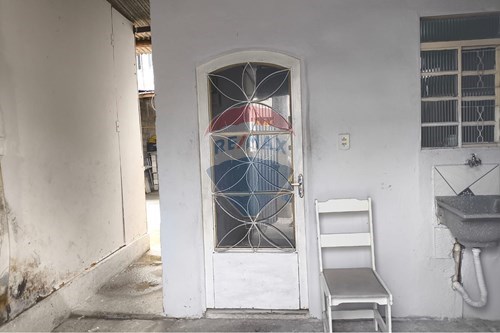 EDÍCULA COM VAGA DE GARAGEM