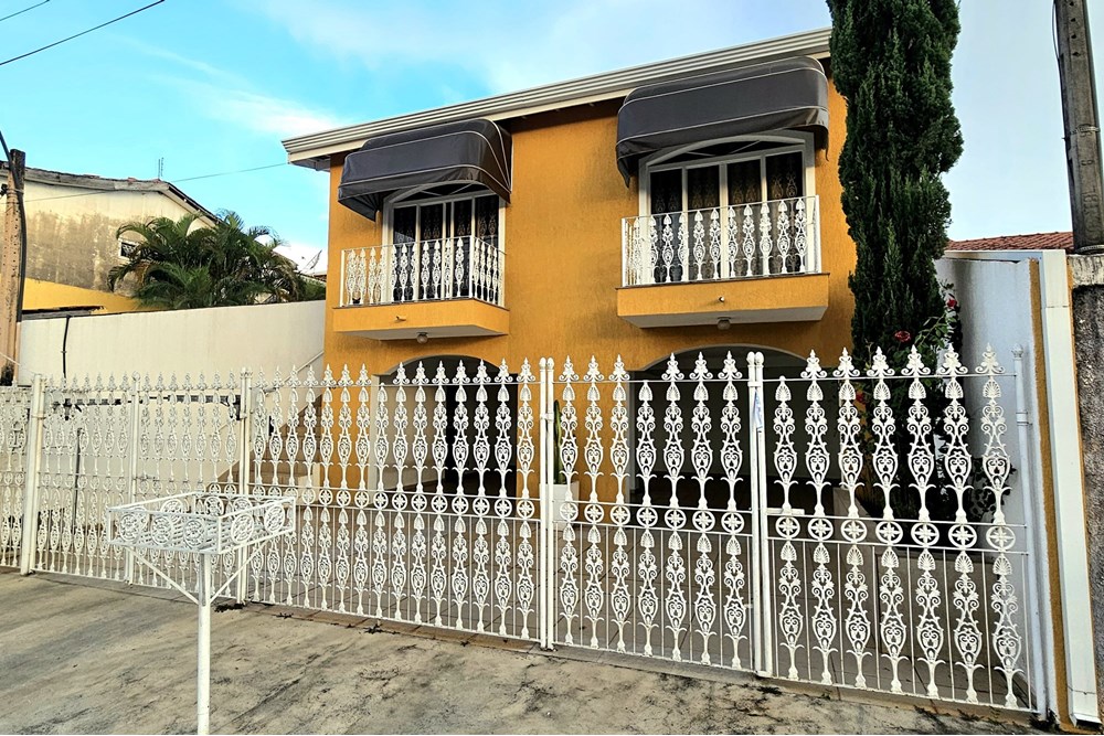 Casa à venda com 3 quartos, 224m² - Foto 1
