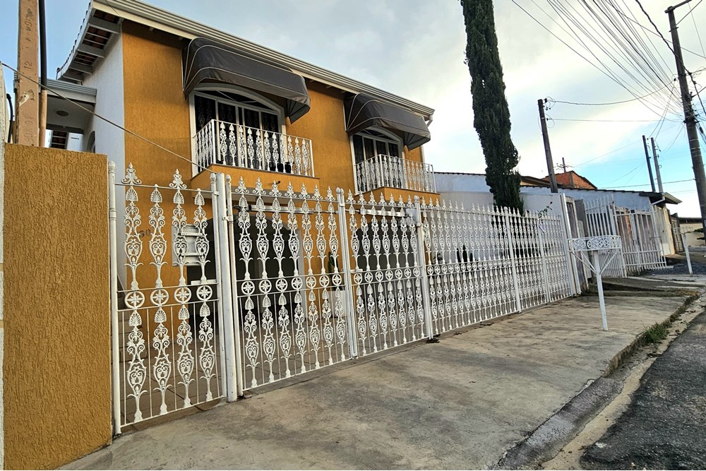 Casa à venda com 3 quartos, 224m² - Foto 2