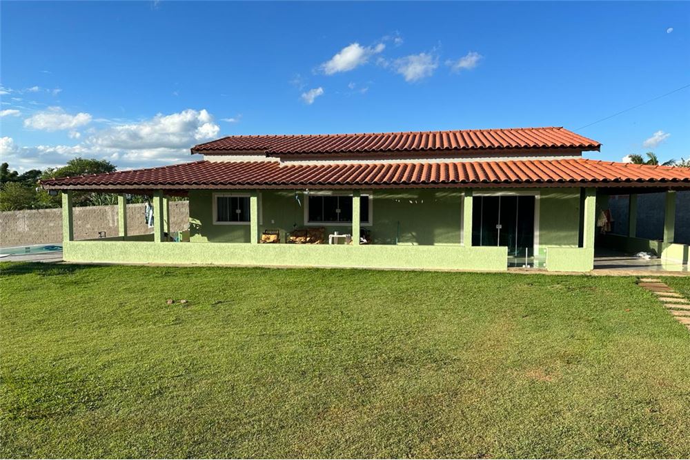 Chácara à venda com 4 quartos, 218m² - Foto 1
