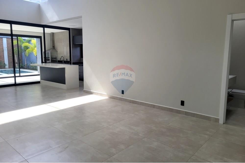 Casa de Condomínio para alugar com 4 quartos, 265m² - Foto 4