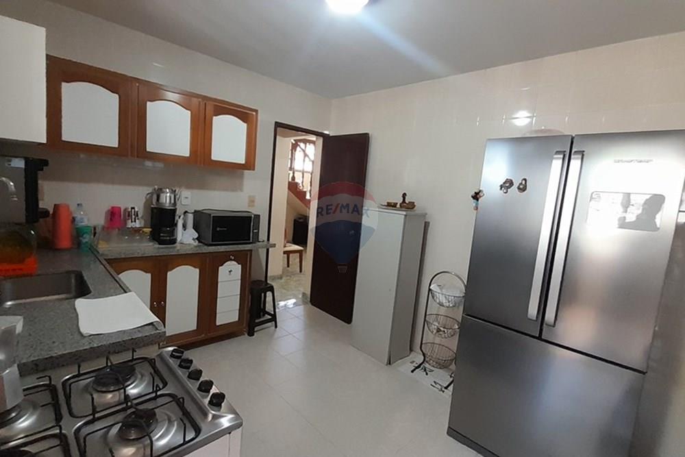 Casa para alugar com 4 quartos, 252m² - Foto 12