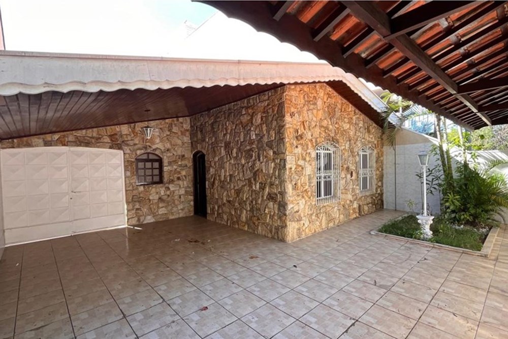 Casa para alugar com 4 quartos, 230m² - Foto 1