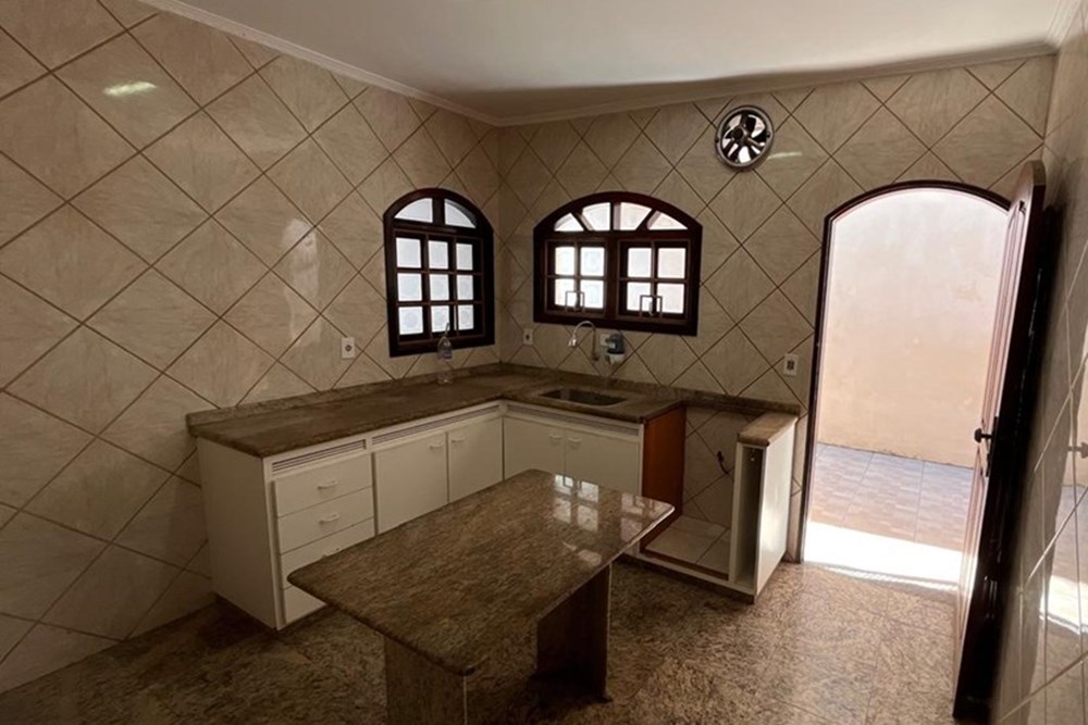 Casa para alugar com 4 quartos, 230m² - Foto 11