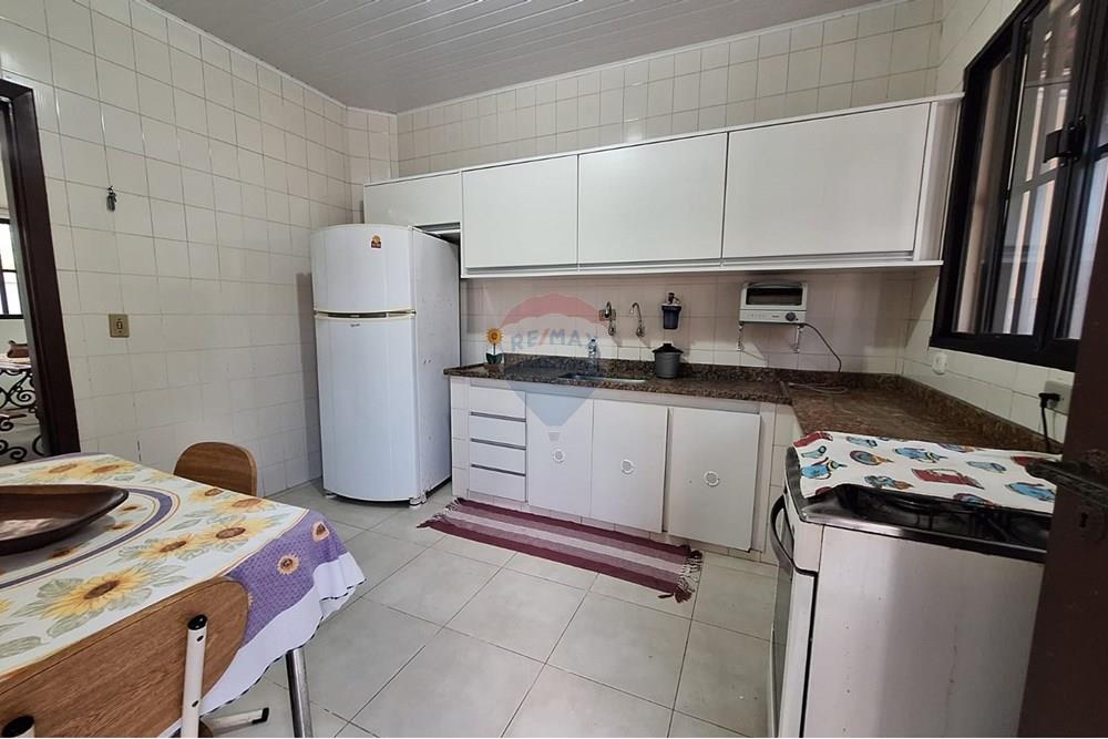 Sobrado - Venda - Bertioga , São Paulo - sobrado-a-venda-no-centro-de-bertioga-com-3-quartos-e-1-suites-50m-da-praia-remax-690341014-14-corretora-paula-jacometti-foto17. - Cozinha - 690341014-18