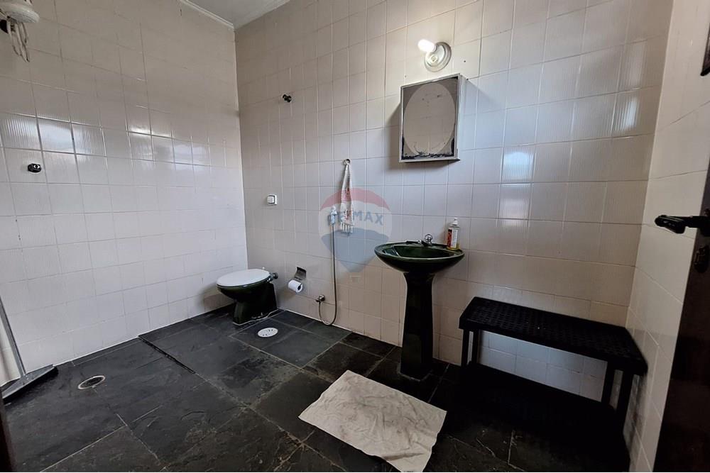 Sobrado - Venda - Bertioga , São Paulo - sobrado-a-venda-no-centro-de-bertioga-com-3-quartos-e-1-suites-50m-da-praia-remax-690341014-14-corretora-paula-jacometti-foto27. - Banheiro - 690341014-18