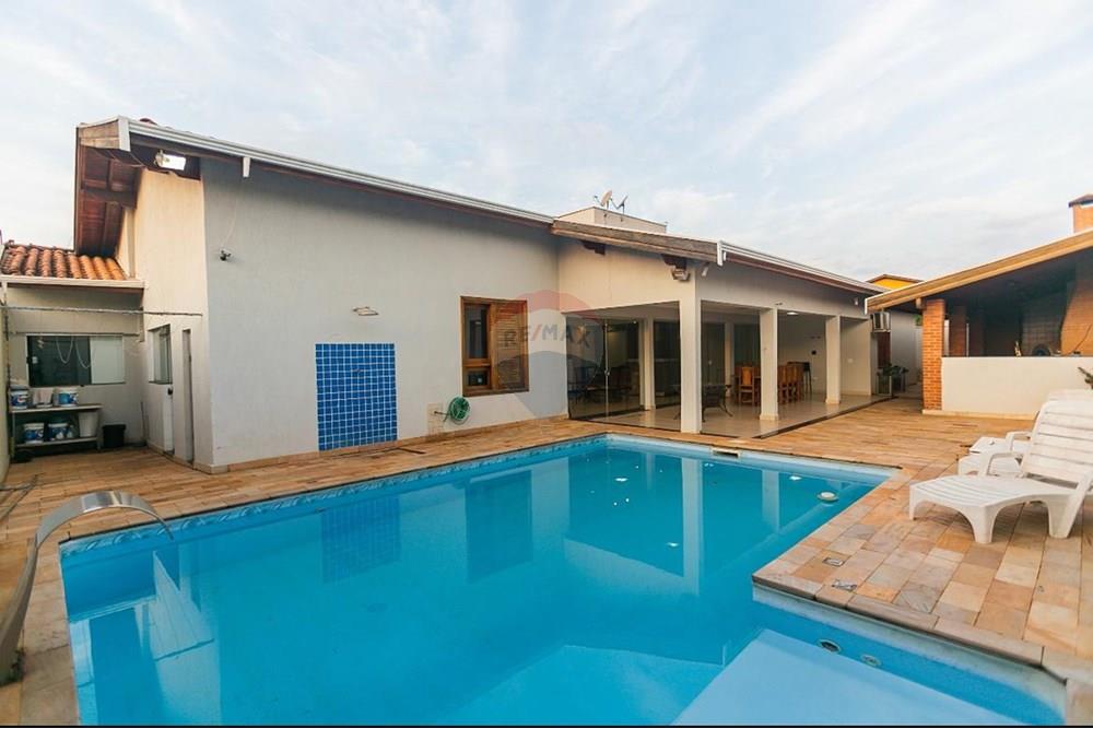 Casa para alugar com 5 quartos, 450m² - Foto 1