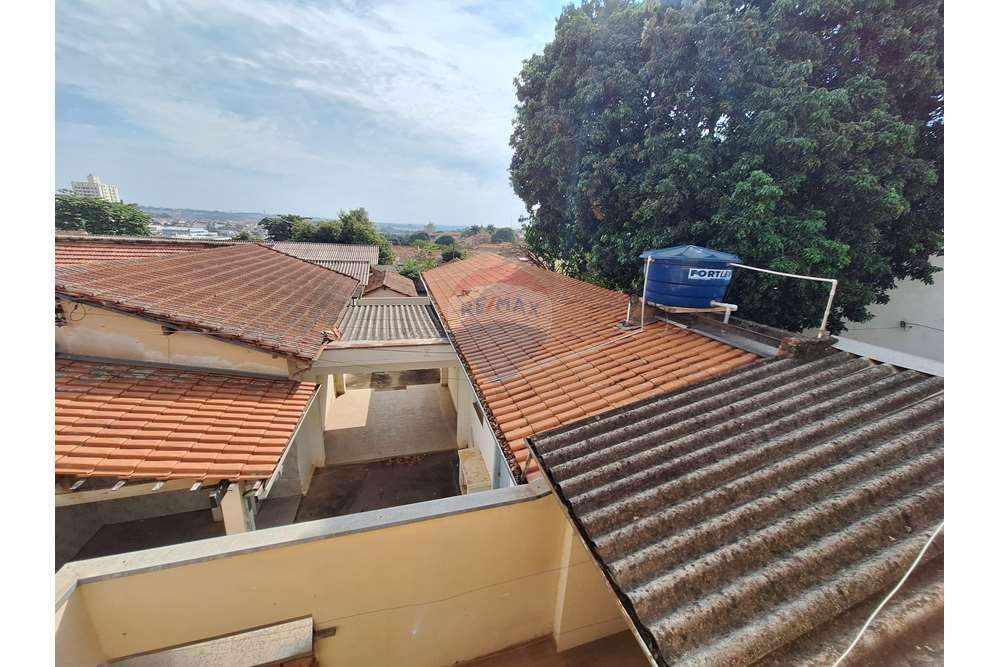 Casa à venda com 6 quartos, 249m² - Foto 32