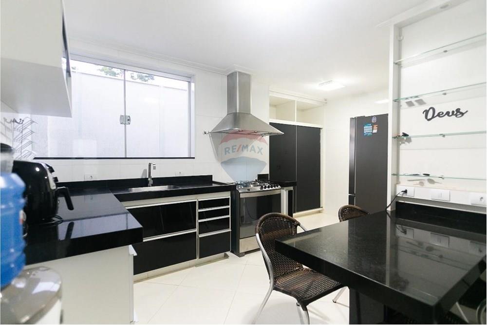 Casa para alugar com 5 quartos, 450m² - Foto 13