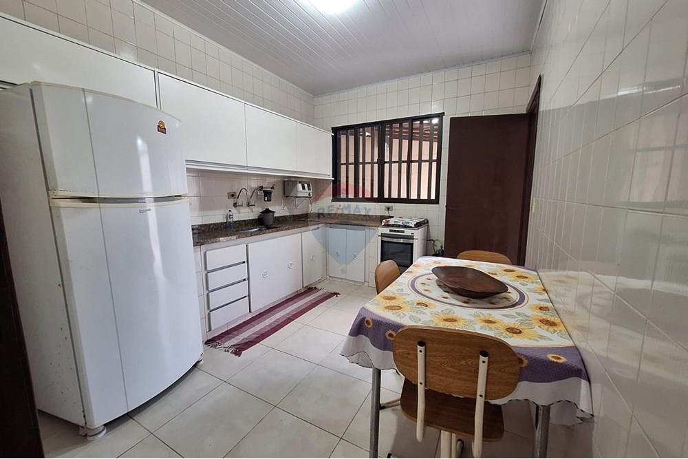 Sobrado - Venda - Bertioga , São Paulo - sobrado-a-venda-no-centro-de-bertioga-com-3-quartos-e-1-suites-50m-da-praia-remax-690341014-14-corretora-paula-jacometti-foto16. - Cozinha - 690341014-18