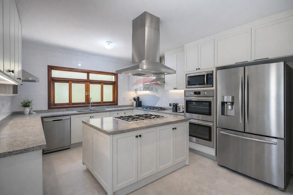 Casa de Condomínio - Venda - Valinhos , São Paulo - Cozinha moderna com ilha central.jpg - 690851011-438