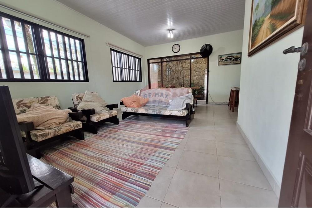 Sobrado - Venda - Bertioga , São Paulo - sobrado-a-venda-no-centro-de-bertioga-com-3-quartos-e-1-suites-50m-da-praia-remax-690341014-14-corretora-paula-jacometti-foto11. - Sala de estar - 690341014-18