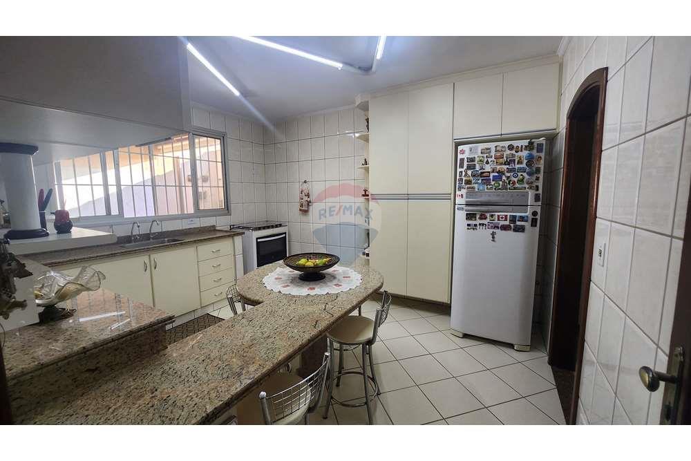 Casa à venda com 3 quartos, 250m² - Foto 27