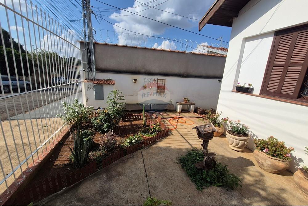 Casa à venda com 5 quartos, 183m² - Foto 2