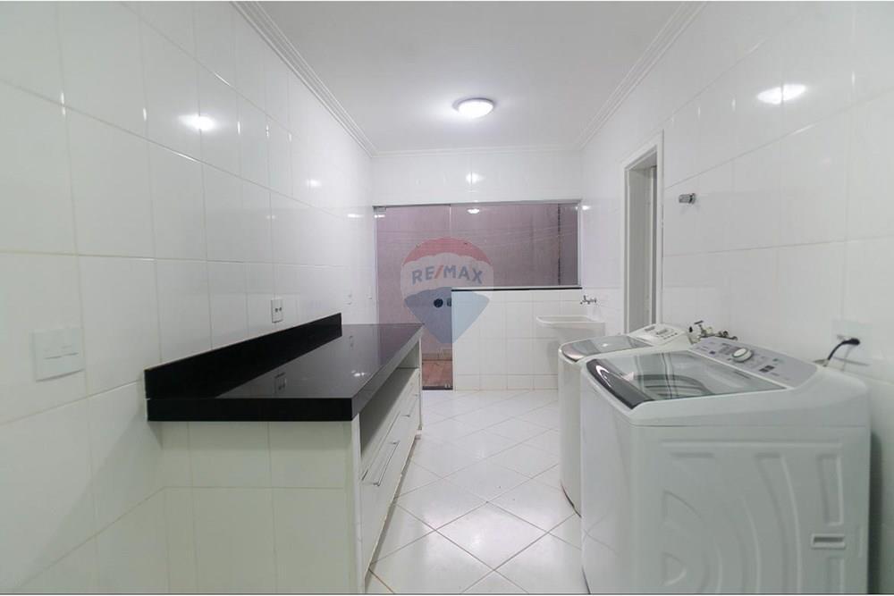Casa para alugar com 5 quartos, 450m² - Foto 9