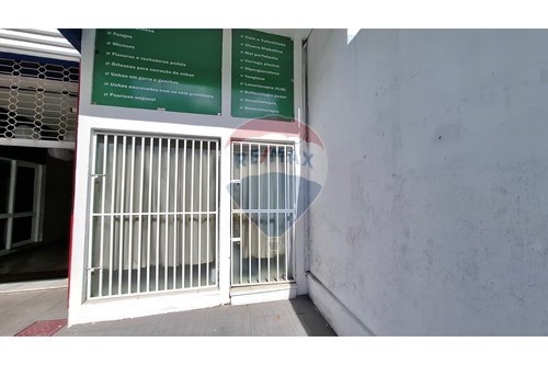 Renovated commercial store in Tambaú