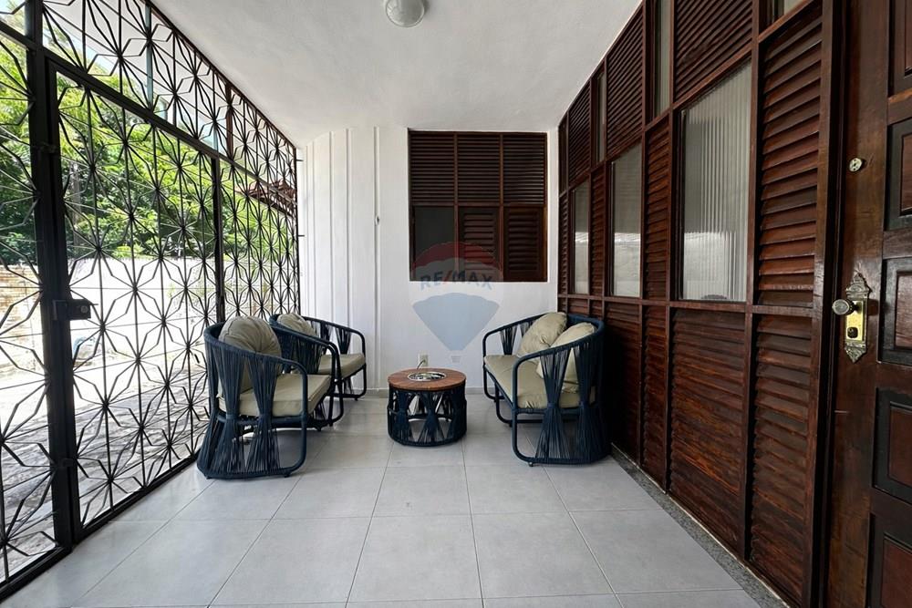 Casa - Venda - João Pessoa , Paraíba - Varanda coberta com móveis de vime.jpg - 722001026-69