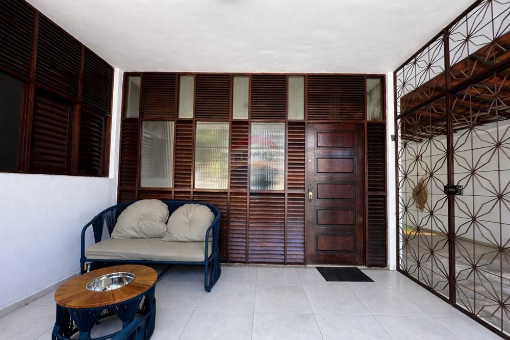 Casa - Venda - João Pessoa , Paraíba - Varanda com móveis de vime e madeira.jpg - 722001026-69