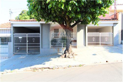 Venda-Casa-Rua Carlos Gomes , 41  - Confecções Aurora  - Centro , Taquaritinga , São Paulo , 15900-033-780081005-53