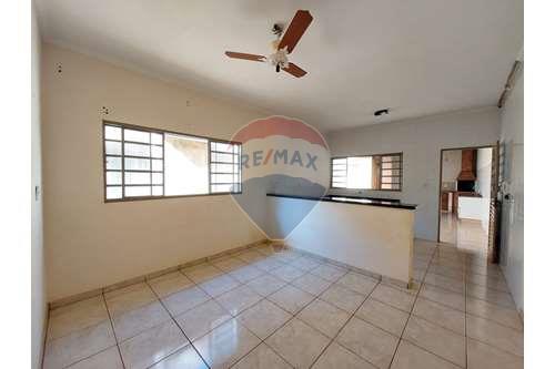 For Sale-House-Avenida 9 , 1312  - Próximo ao Hospital São Francisco  - Jardim Teixeira , Orlândia , São Paulo , 14620-000-780111005-39