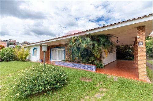 Venda-Casa-Rua Goianás , 47  - Parque Guarua , Juiz de Fora , Minas Gerais , 36021460-860241113-9