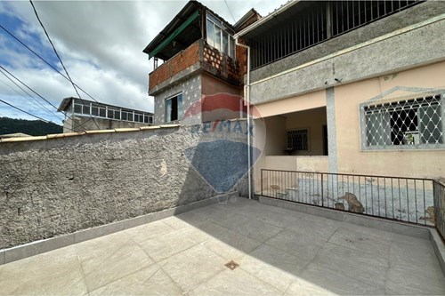 Venda-Casa-Rua Luciano Monteiro , 204  - final da rua sem saída  - Santa Cecília , Juiz de Fora , Minas Gerais , 36026216-860501032-27