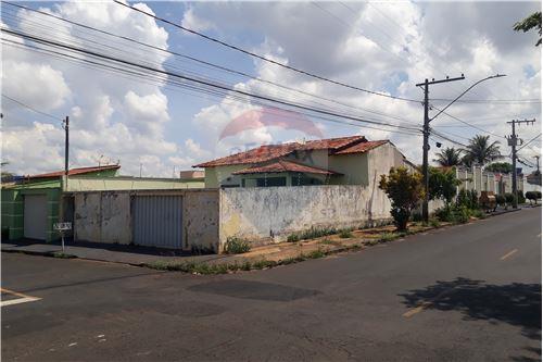 Venda-Casa-Rua dos Rousseus , 213  - Minas Gerais , Uberlândia , Minas Gerais , 38.402.177-870261014-112