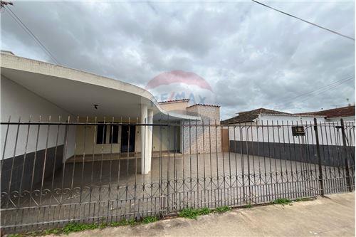 Venda-Casa-Av: Prefeito Aracely de Paula , 1825  - Centro , Araxá , Minas Gerais , 38180000-870431011-6