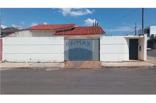 For Sale-House-Rua Sagitário , 496  - Jardim Peluzzo , Patos de Minas , Minas Gerais , 38706-117-870631012-30