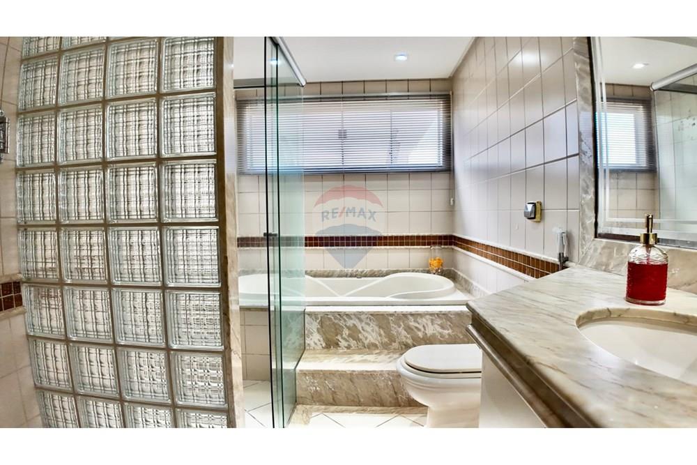 Casa de Condomínio - Venda - Brasília , Distrito Federal - banheira suite master.jpeg - 880341020-48