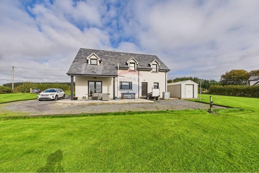房子 - 待售 - Piltown, Kilkenny - Rear with patio.jpg - 770821001-1549