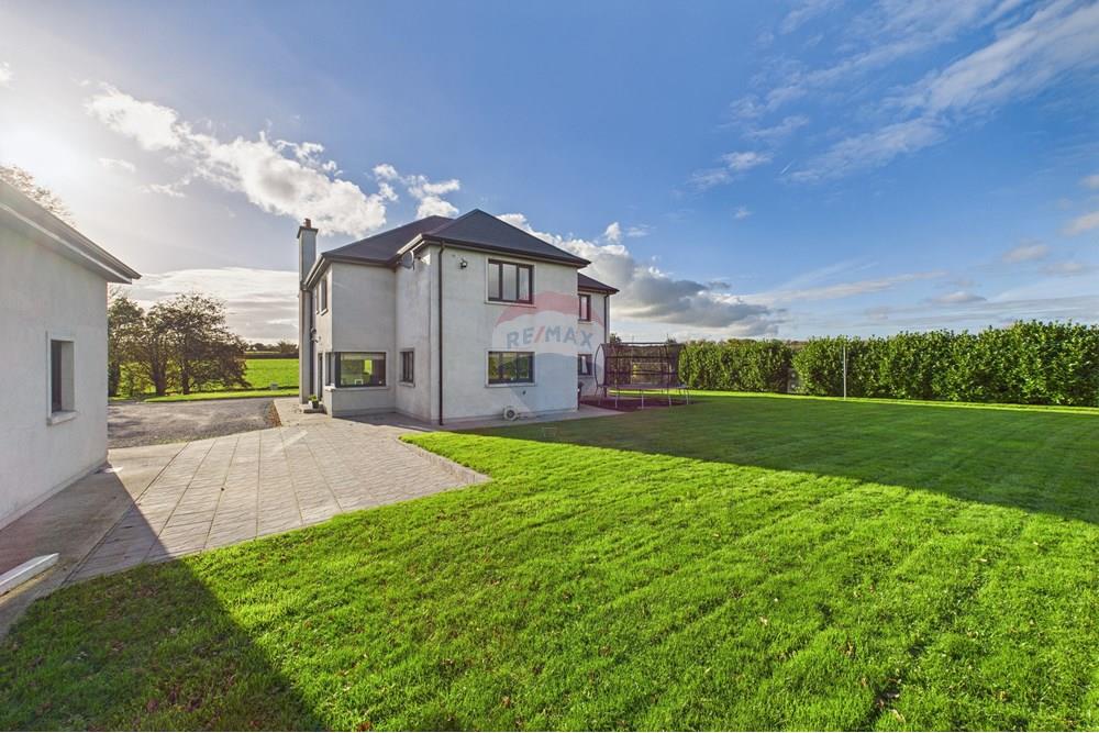House - For Sale - Kilmacow, Kilkenny - 11. Side with Patio.jpg - 770821001-1546