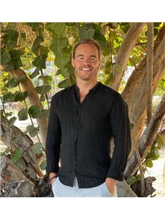 Associate - Fred Van De Poll - RE/MAX ADVANTAGE REALTY