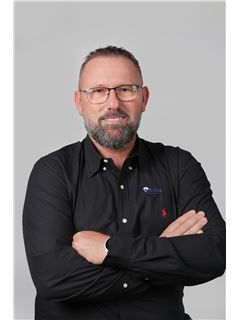 Associate - Marco Roelofs - RE/MAX ADVANTAGE REALTY